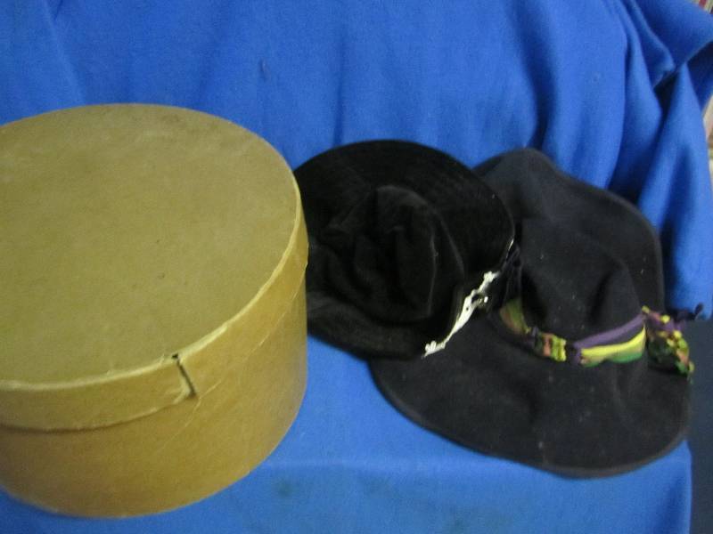 lot 17 image: Lot of 2 black vintage hats in vint...