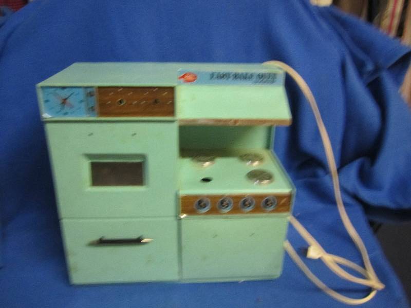 lot 24 image: antique mini betty crocker easy bak...