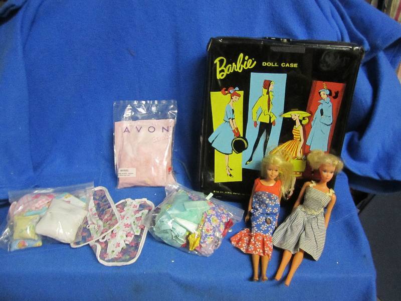 lot 26 image: Vintage barbie doll storage case wi...