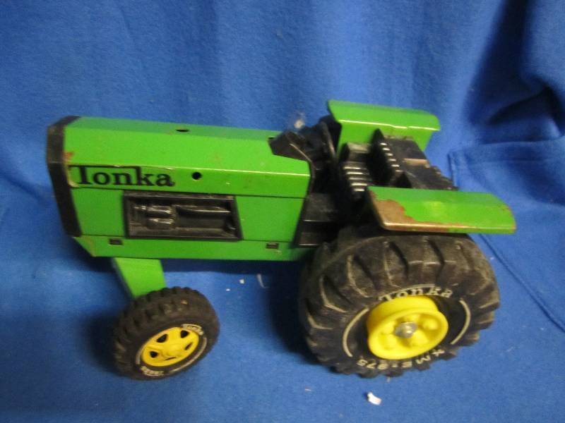 lot 28 image: Tonka XM8-975 toy tractor ...