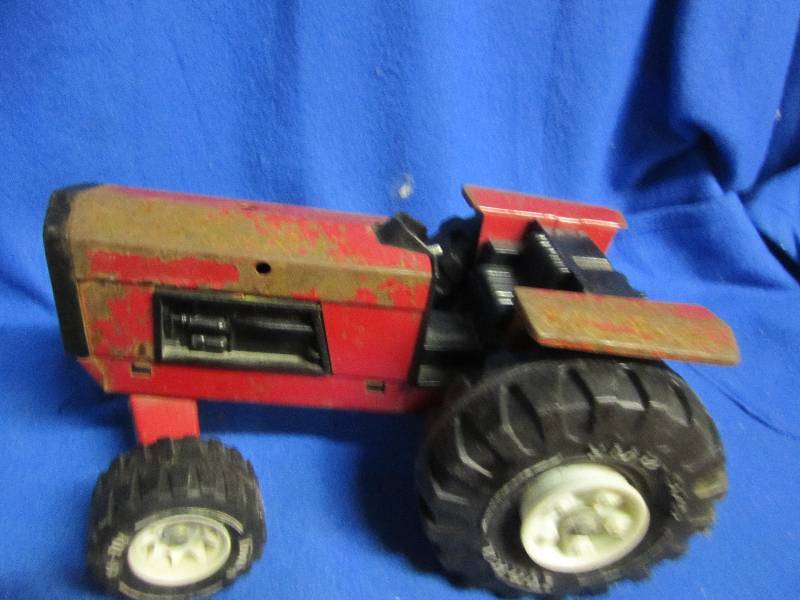 lot 29 image: Tonka XM8-975 toy tractor- front wh...