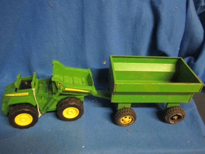 lot 30 image: Tonka John deer tractor and grain b...