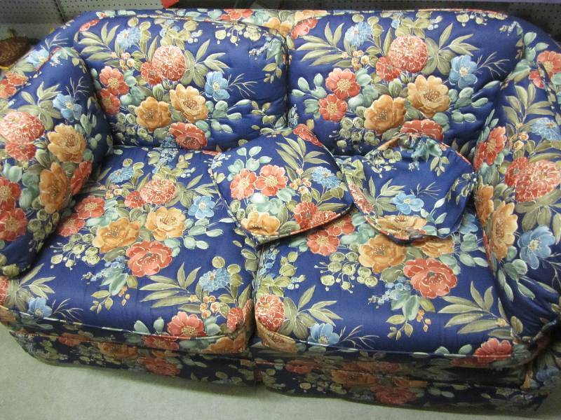 lot 32 image: Floral design couch 60 x 34...