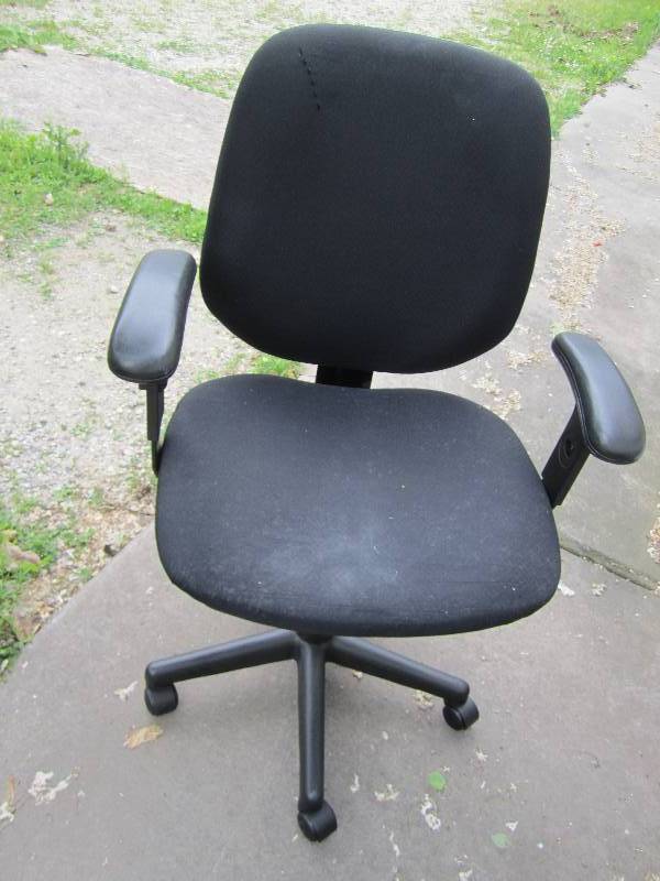 lot 257 image: Office chair...