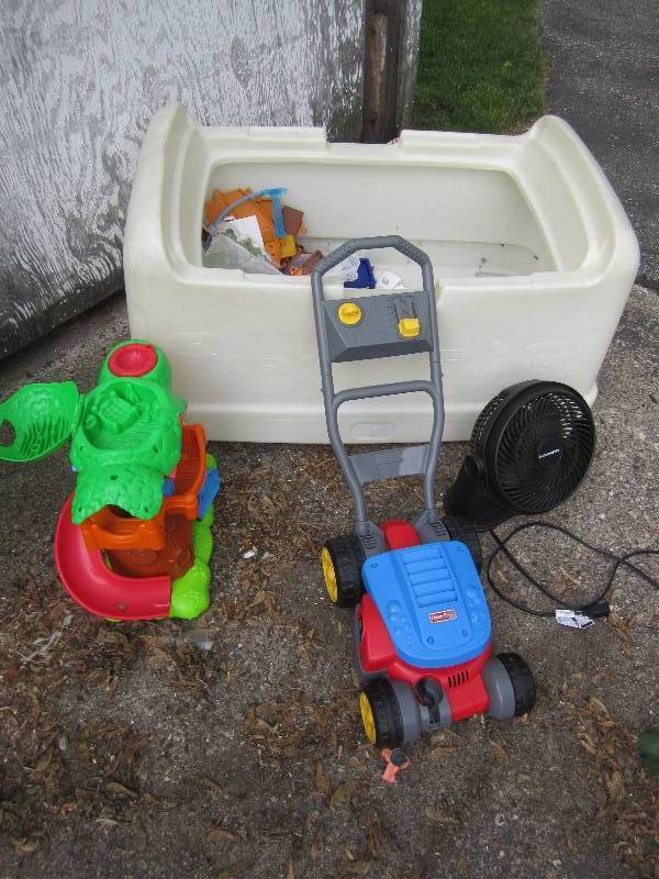 lot 267 image: Toy box with toys...