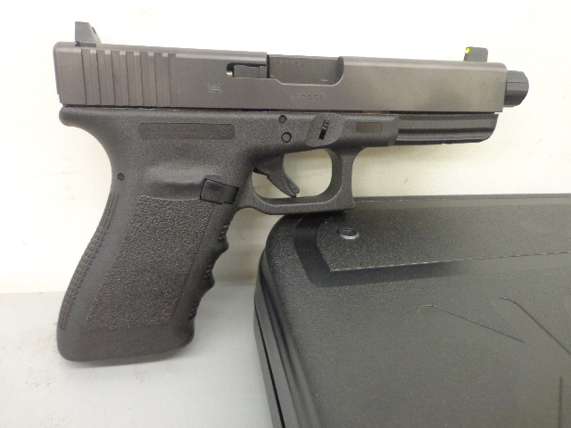 lot 29 image: Glock 21 semi-auto pistol