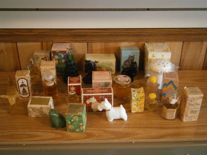 lot 22 image: (15) Avon Decanters (full wboxes)