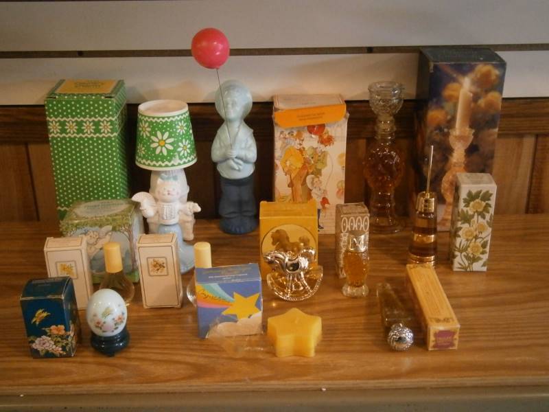 lot 23 image: (12) Avon Decanters (full wboxes) (1) soap