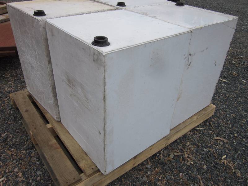 Pallet of 4 Small Tanks