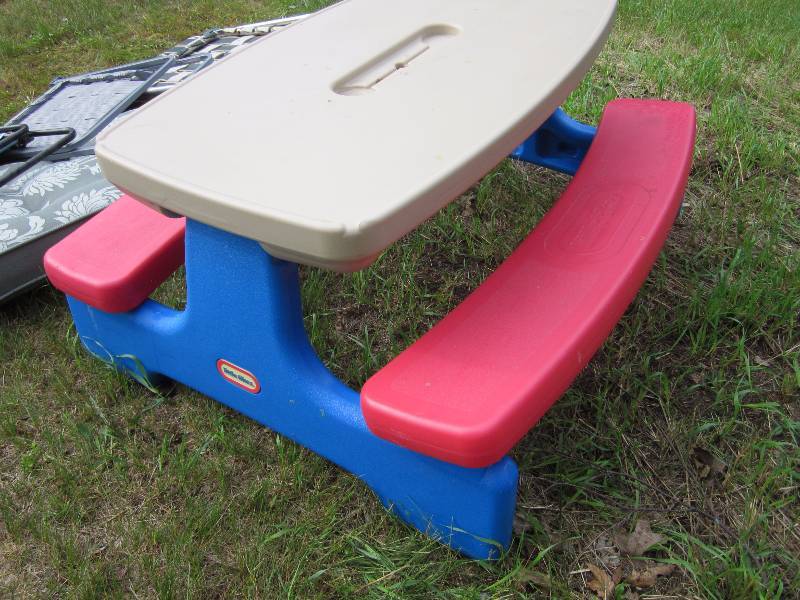 Little Tikes Kids Picnic Table, Lounge Chair Pad, and Lawn Chairs