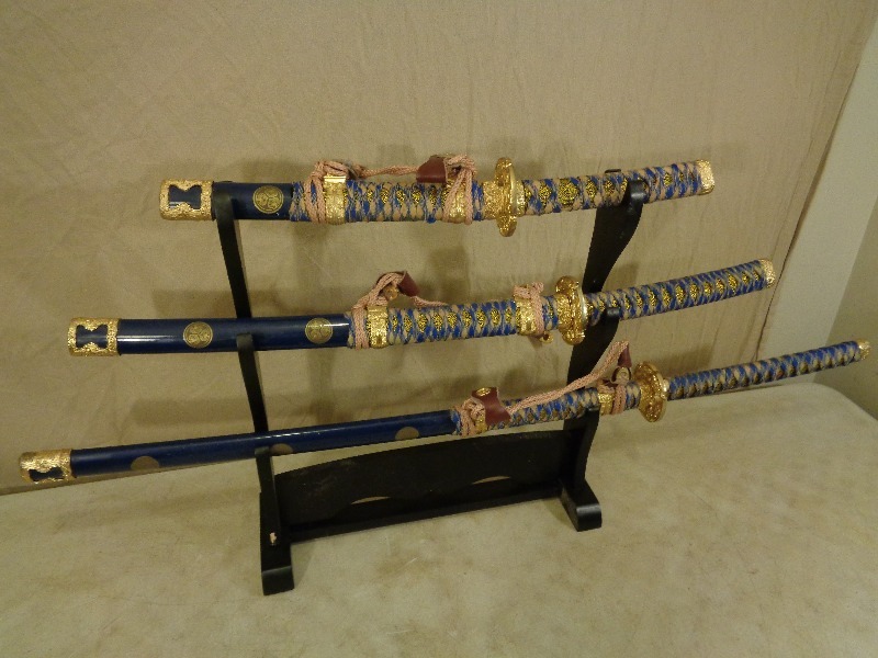 3 Swords with Stand