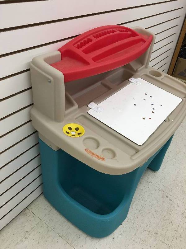 lot 106 image: step 2 kids activity desk