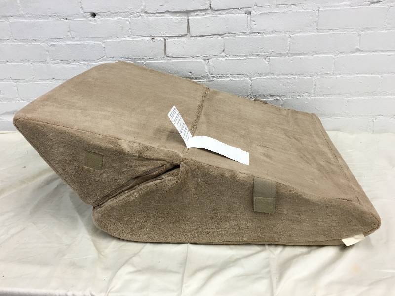 lot 129 image: brookstone pillow wedge