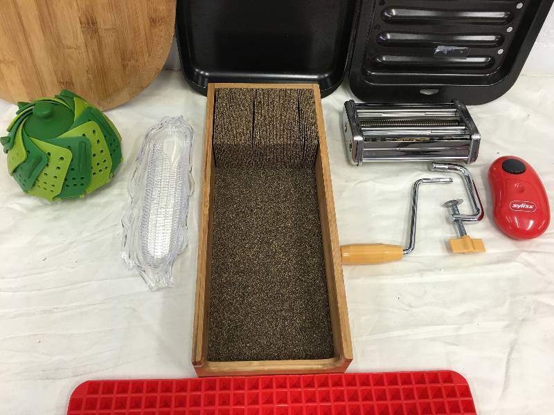 lot 262 image: pizza spatula everything shown