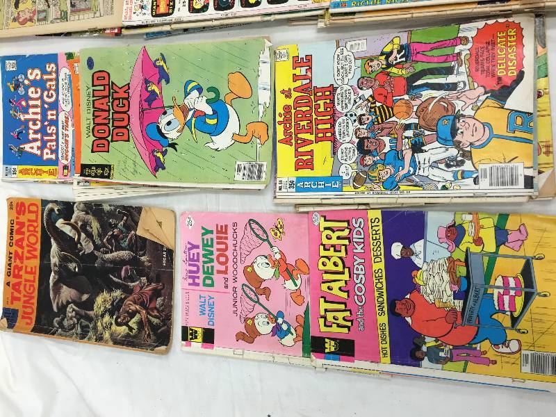 lot 283 image: large assortment of comics  and a r2d2 humidifier