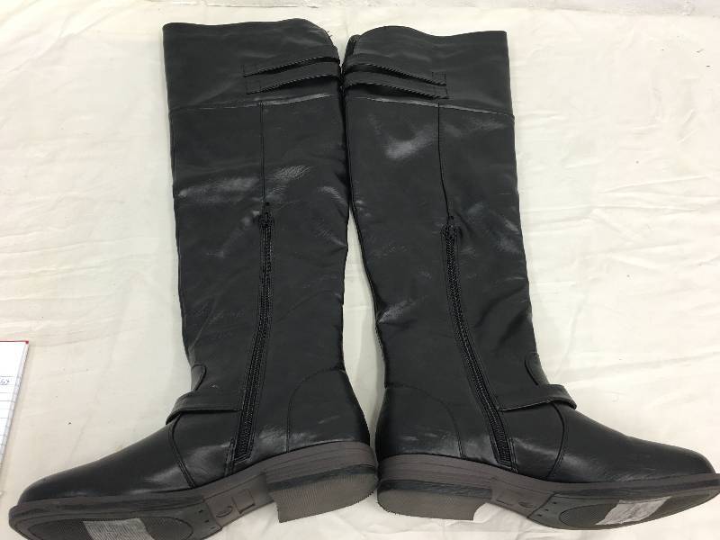 lot 323 image: maurices boots size 7.5