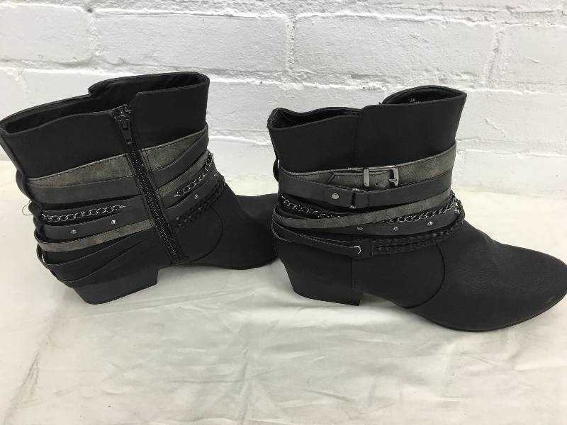 lot 324 image: maurices boots size 9.5
