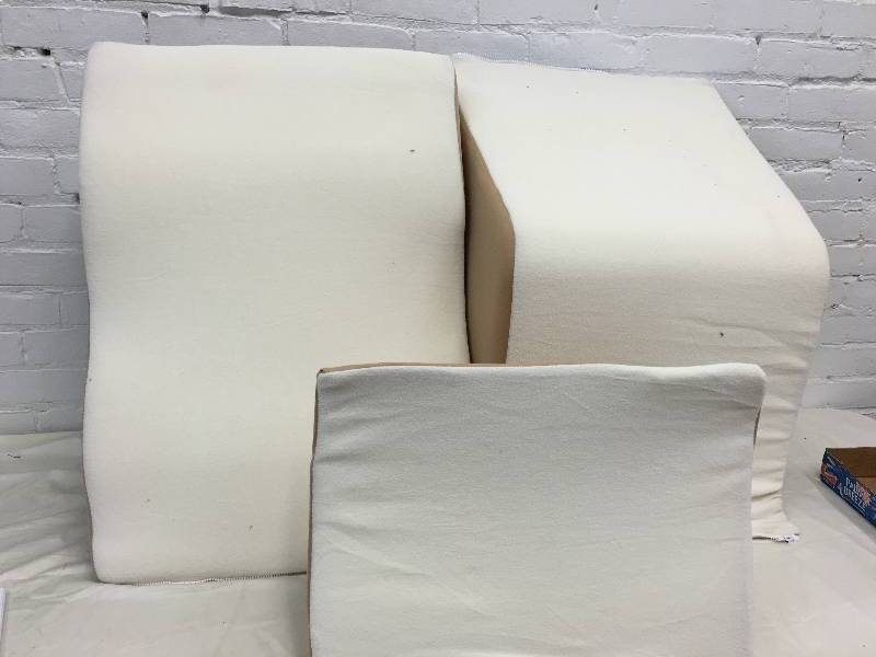 lot 332 image: brookstone pillow wedge