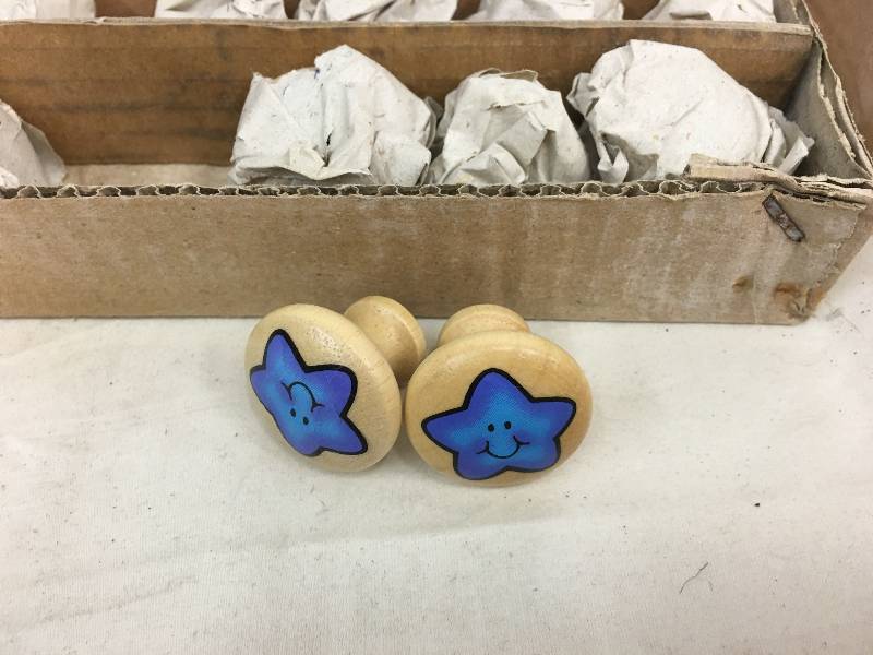 lot 358 image: 4 boxes of drawer knobs