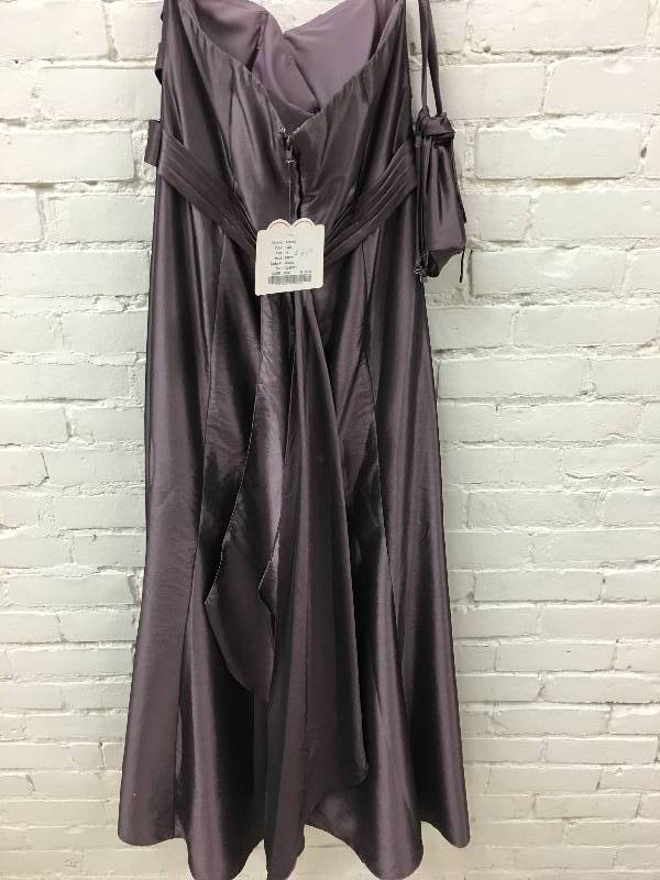 lot 423 image: forever yours size 14