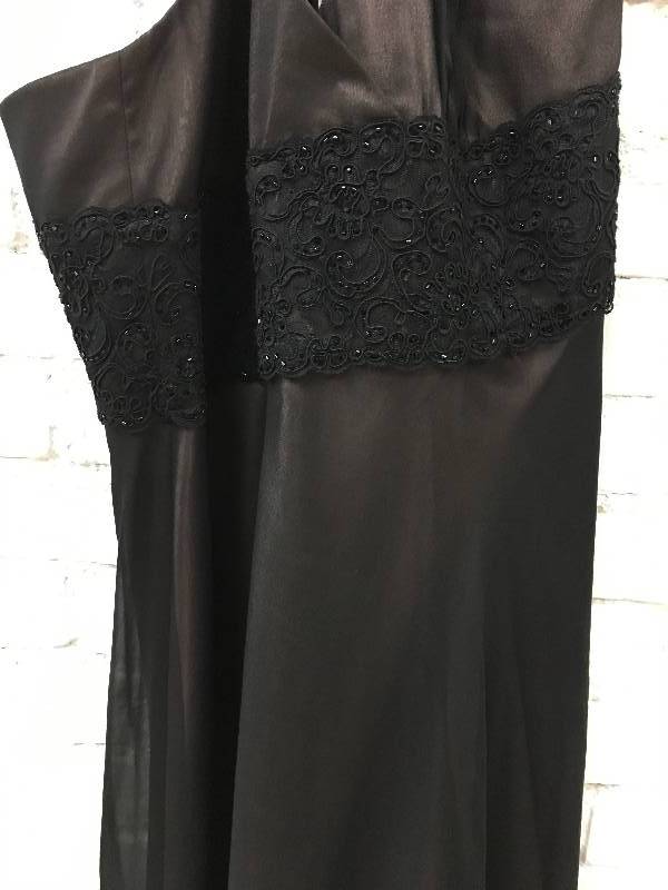 lot 439 image: jones size 12