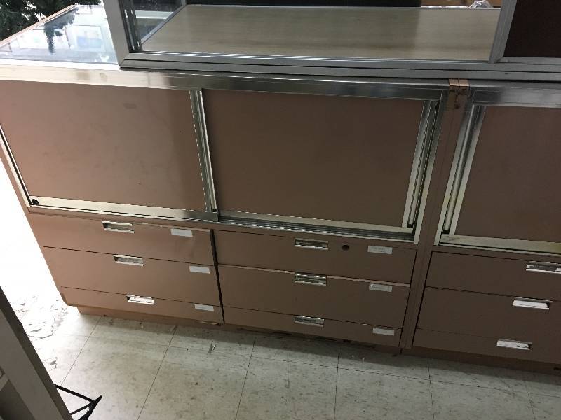 lot 184 image: Large display cabinet