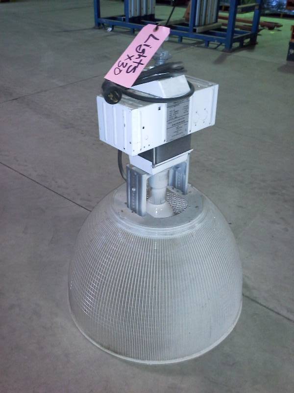 lot 1 image: 30 Cooper Lighting MHSS-400-MT Light Fixtures