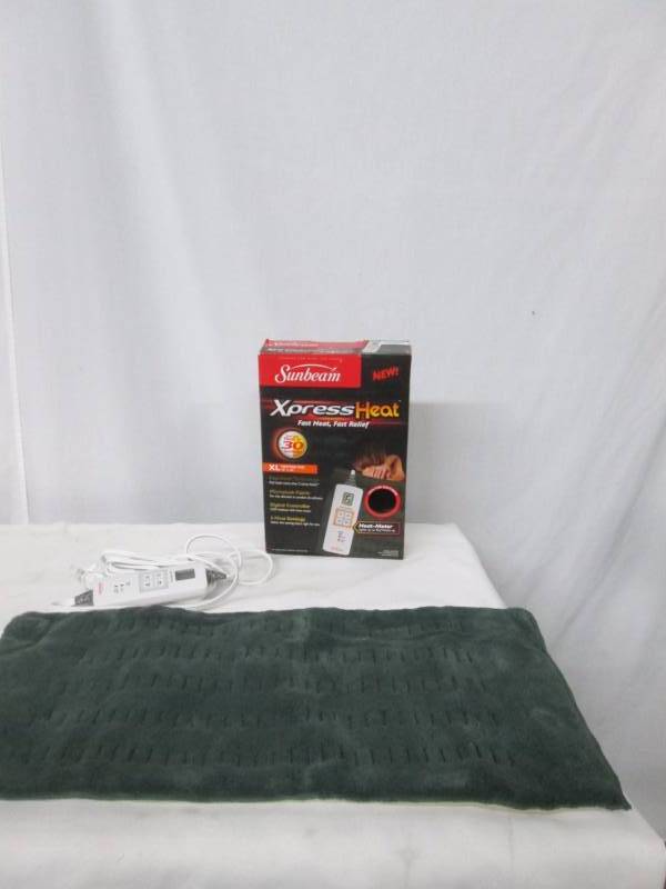 lot 32 image: Sunbeam Express Microplush Heating Pad