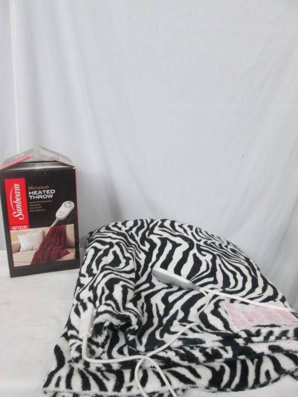 lot 42 image: Sunbeam Microplush Heated Throw
