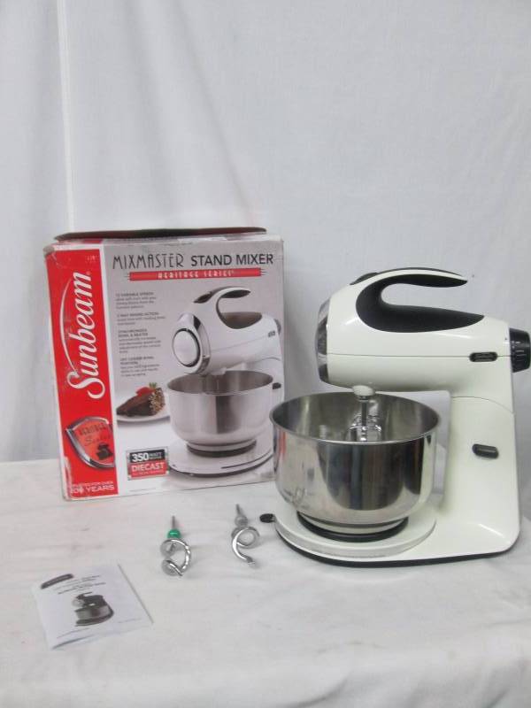 lot 16 image: Sunbeam Heritage 12-Speed 4.6-qt. Stand Mixer