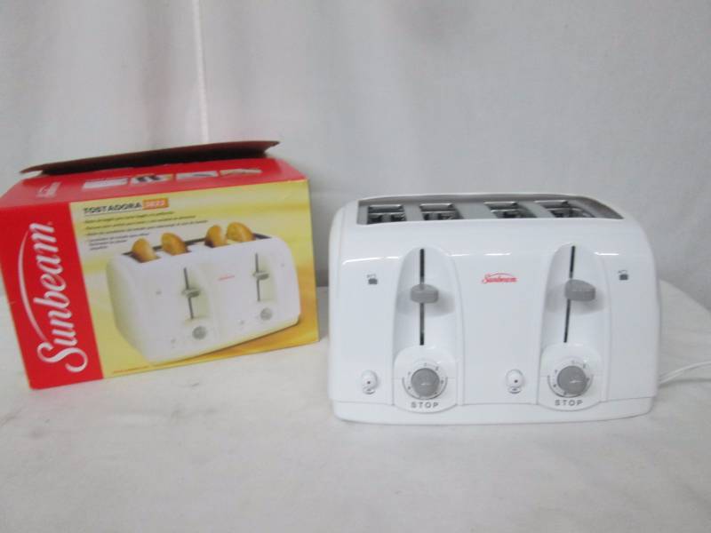 lot 50 image: Sunbeam 4-Slice Wide-Slot Toaster