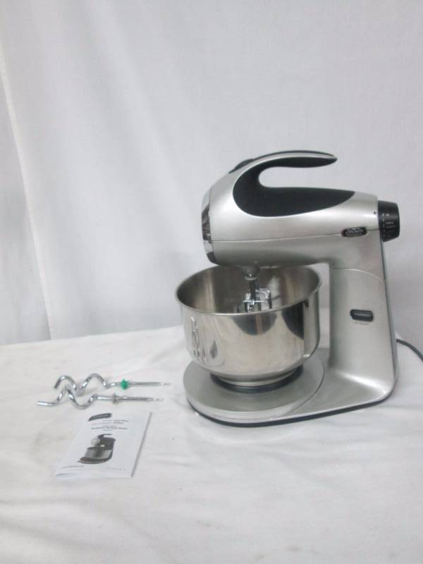 lot 15 image: Sunbeam Heritage 12-Speed 4.6-qt. Stand Mixer