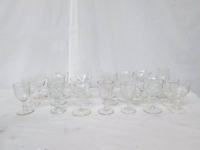 lot 56 image: Set of Small Glassware