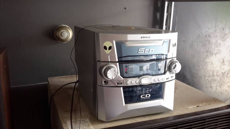 lot 7R image: Audio vox home stereo recv, 5 CD changer and disc storage