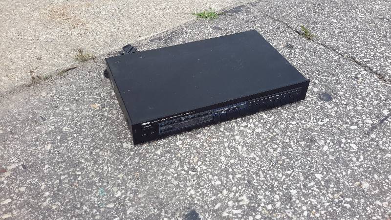lot 10R image: yamaha natural sound AM FM tuner T-17
