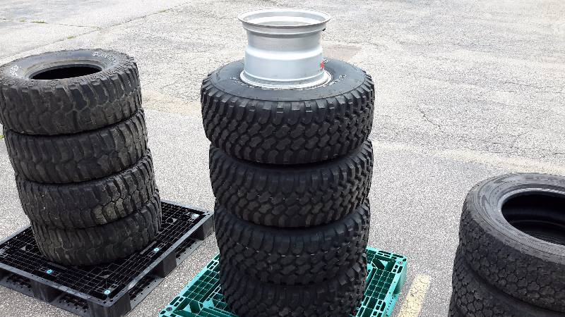 lot 22R image: Dunlop Radial Mud Rover set