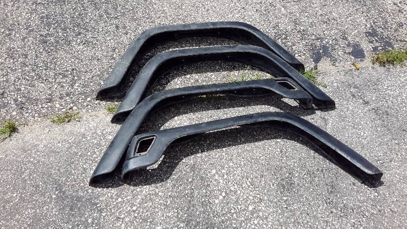 lot 33R image: Jeep Wrangler standard fender flares