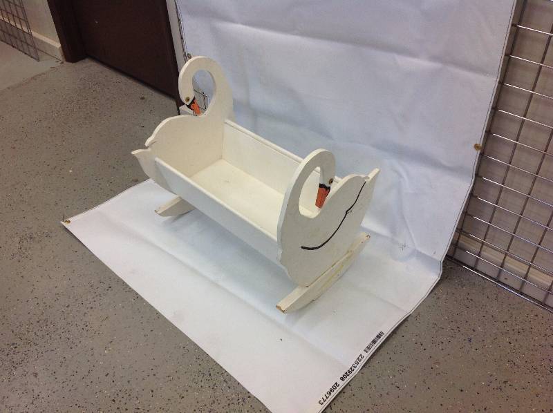 lot 9 image: White swan rocking bassinet