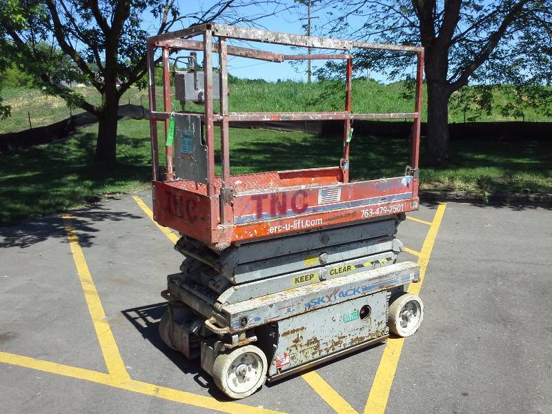 2004 SkyJack SJIII - 3219 Scissor Lift