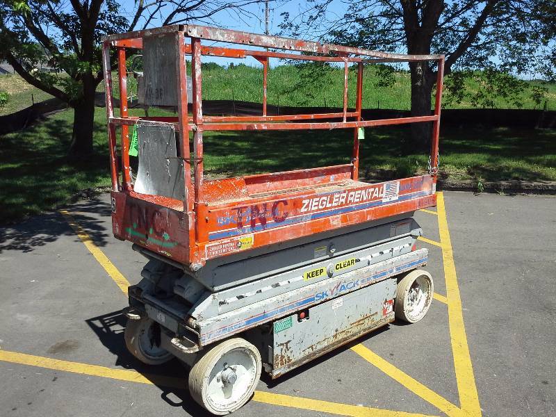 2004 SkyJack SJ3220 Scissor lift