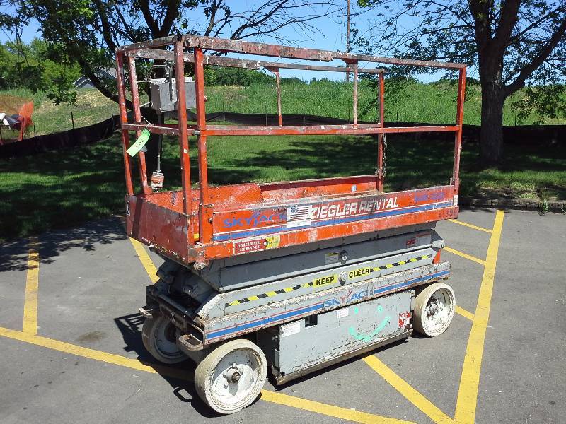 2004 SkyJack SJ3220 Scissor lift