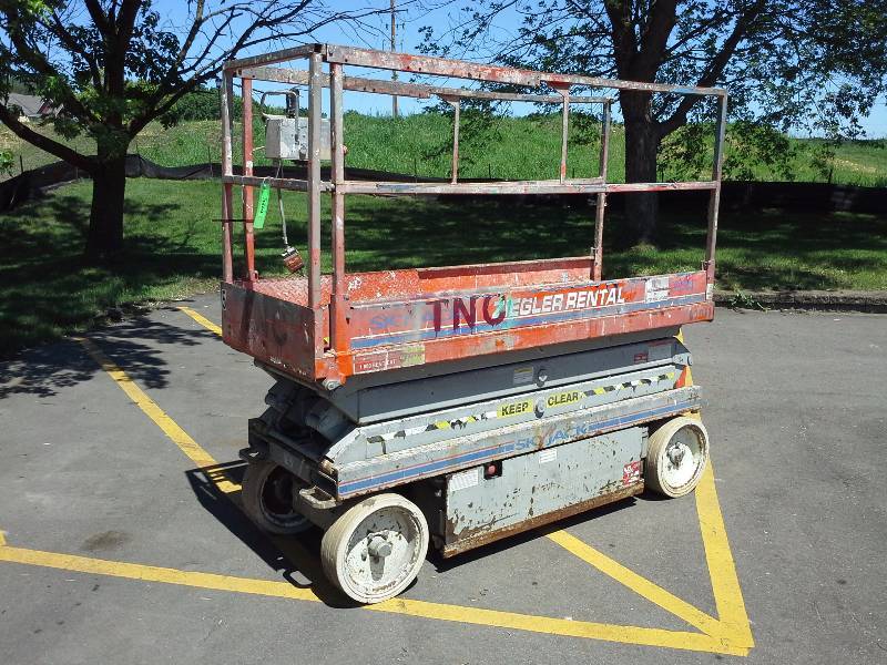 2004 SkyJack SJ3220 Scissor lift