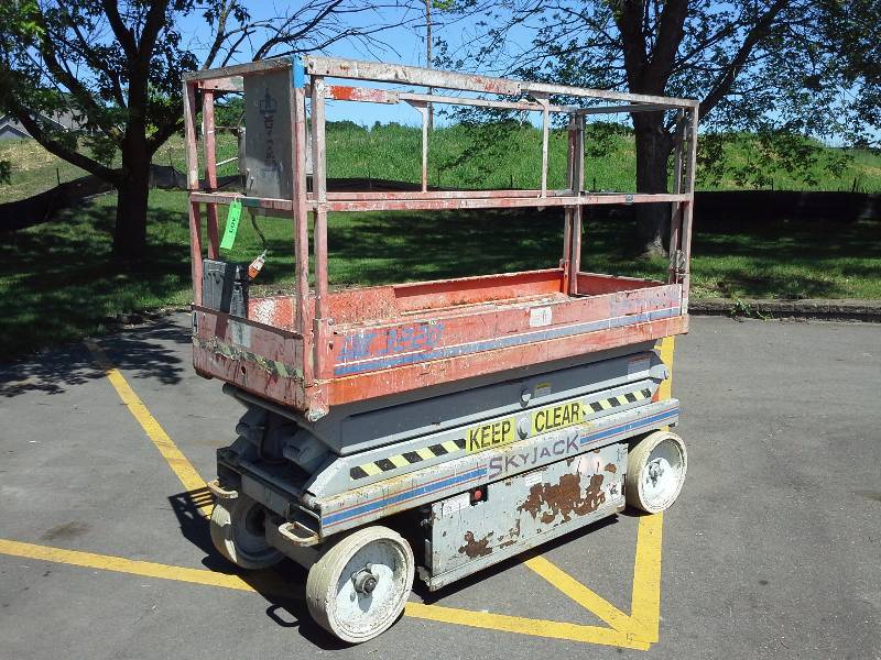 2002 SkyJack SJIII - 3220 Scissorlift