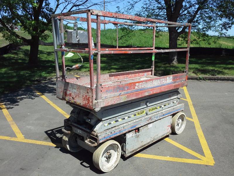 2004 SkyJack SJ3220 Lift