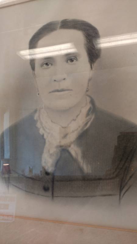 lot 5 image: Antique Framed Picture of Woman