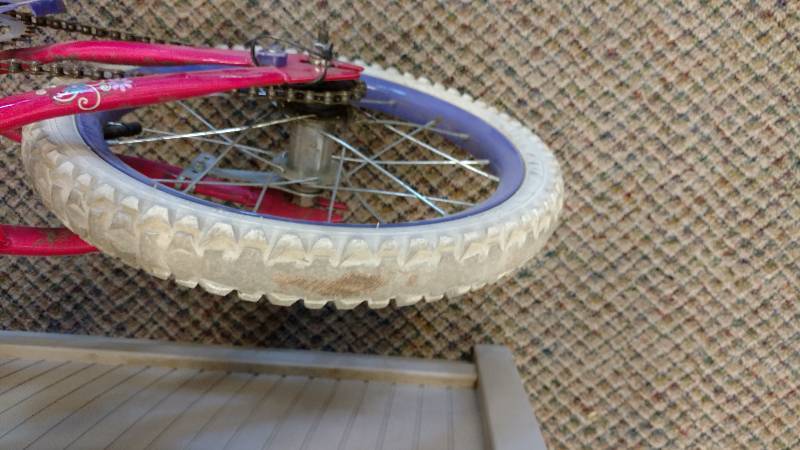 lot 25 image: Girls Lil Gem Bike