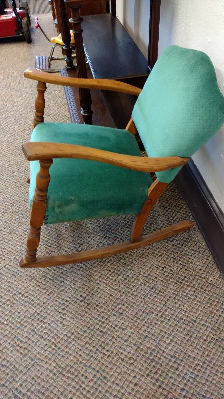 lot 26 image: Small Rocking Chair
