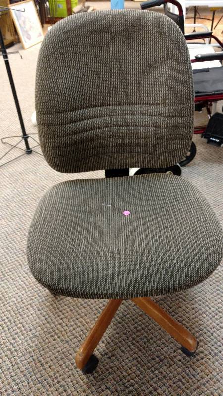 lot 33 image: Cloth Office Chair