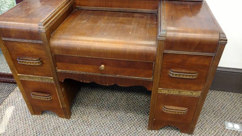 lot 34 image: Vintage Vanity