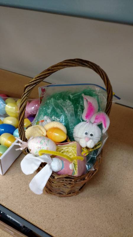 lot 38 image: Easter Decor Lot